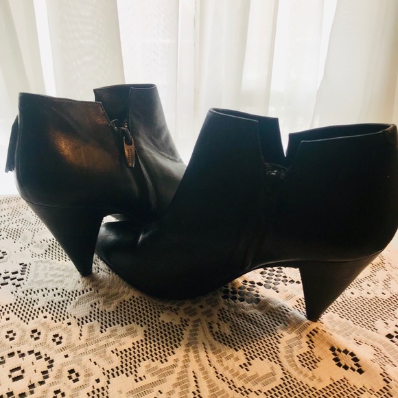 Fresh Fall Black ankle booties with buckle on side - Picture 4 of 4